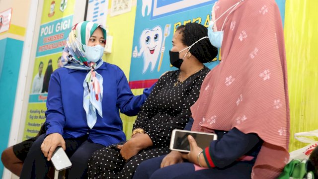 Wakil Wali Kota Makassar, Fatmawati Rusdi saat berbincang akrab dengan warga belum lama ini.