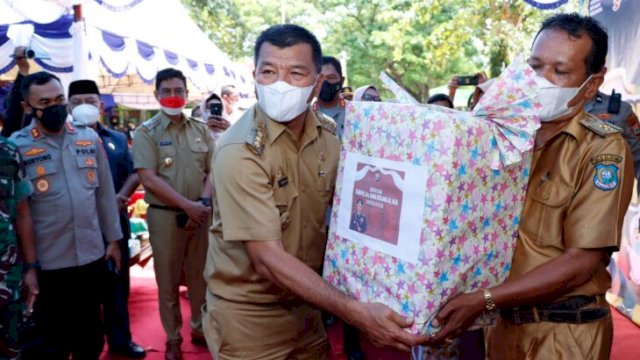Bupati Bulukumba, Muchtar Ali Yusuf Menyerahkan bingkisan untuk diberikan ke warga dalam kegiatan pencanangan vaksinasi anak, Selasa (25/1/2022)/ Foto Arnas Amdas