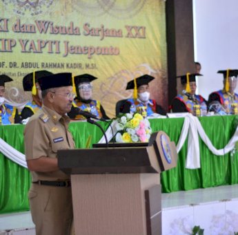 Di Wisuda Sarjana STIE-YAPTI Jeneponto, Iksan Iskandar Paparkan Dampak Globalisasi