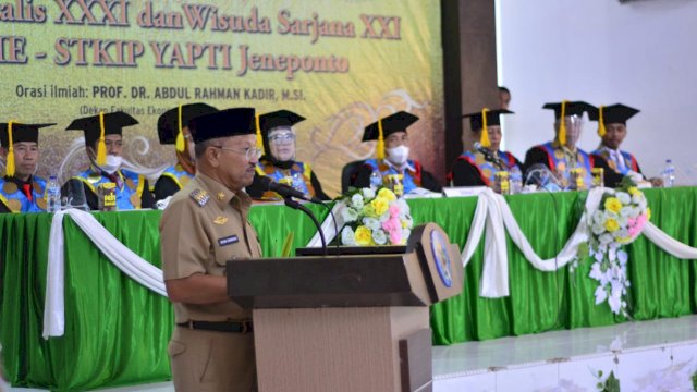 Bupati Jeneponto Iksan Iskandar, memberikan sambutan saat Wisuda Sarjana XXI STIE-YAPMI Jeneponto, Selasa (25/01/2022).