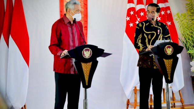 Presiden Joko Widodo bersama Perdana Menteri Singapura Lee Hsien Loong, memberikan keterangan Pers di Ruang Salon and Library, The Sanchaya Resort Bintan, Kabupaten Bintan, Provinsi Kepulauan Riau, pada Selasa (25/01/2022).