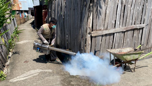 Petugas Dinas Kesehatan Kabupaten Bantaeng melakukan Fogging di Pemukiman warga, Selasa (25/01/2022). (Istimewa)