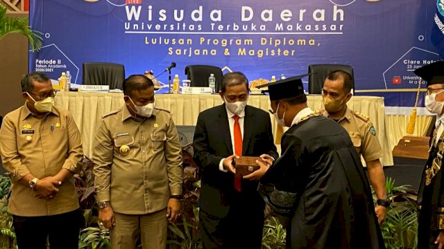 Bupati Wajo Amran Mahmud, saat melakukan Penandatanganan MoU dengan Pihak Universitas Terbuka (UT) Makassar di Hotel Claro Kota Makassar, Selasa (25/01/2022).
