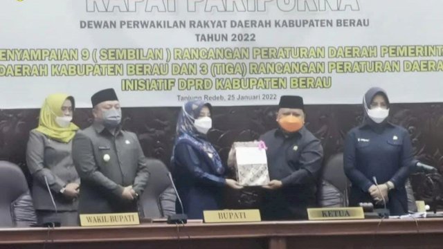 Bupati Berau Sri Juniarsih, menyerahkan Draf 9 Rancangan Peraturan Daerah (Raperda) usulan Pemerintah Daerah Kabupaten (Pemdakab) Berau Tahun 2022 secara di Ruang Rapat Paripurna Kantor DPRD Berau, Selasa (25/01/2022).