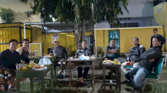 Ketua Askab Kabupaten Soppeng H.Ismail H.Cedang (tengah) bersama pengurusnya saat ngopi bareng di Pinggir Lapangan Gasis Watansoppeng, pada Selasa (25/01/2022)