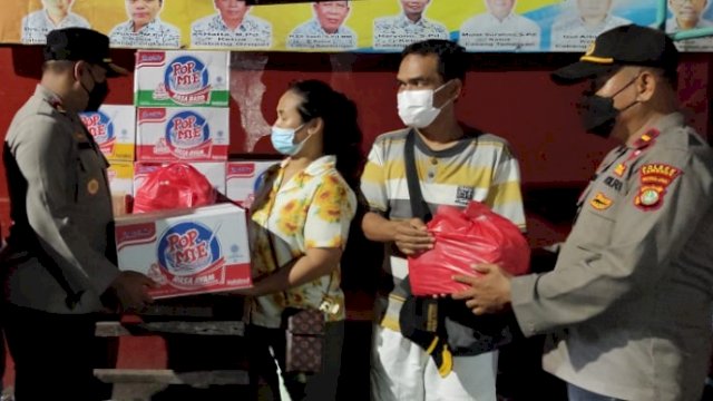 Jajaran Polsek Tambora Jakarta Barat, bantu korban kebakaran, Selasa (25/1/2022).