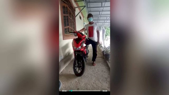 Tangkapan Layar video, Daing, warga Kabupaten Enrekang pemenang hadiah motor Gebyar Vaksinasi Pemprov Sulsel, mengajak warga agar segera melakukan Vaksin, Rabu (26/01/2022).