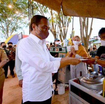 Presiden Jokowi Beri Bantuan Modal Pedagang di Pasar Bintan Center