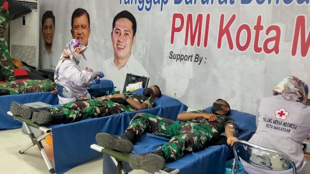 Puluhan Prajurit TNI KompiKavaleri Divif 3 Kostrad menyambangi markas palang merah Indonesia (PMI) Kota Makassar, Jalan Kandea, Rabu (26/1/2022).