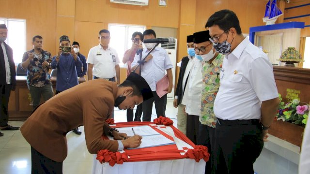 Ketua IPI Bulukumba, Muslim Bahar menandatangani berita acara pelantikan, Rabu (26/1/2022).