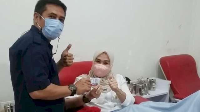 Ketua PMI Kota Makassar Syamsu Rizal (Deng Ical), menyerahkan kartu Donor kepada Ketua DPRD Sulsel Andi Ina Kartika Sari saat mendonorkan darahnya di Markas UTD PMI Makassar, Jl. Kandea, Rabu (26/01/2022).