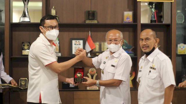Bupati Jeneponto Iksan Iskandar, menyerahkan cendera mata kepada Deputi VII Bidang Koordinasi Komunikasi, Informasi, dan Aparatur Kementrian Koordinator Bidang Politik, Hukum dan Keamanan Republik Indonesia, Rabu (26/01/2022), di Ruang Rapat Bupati Jeneponto.