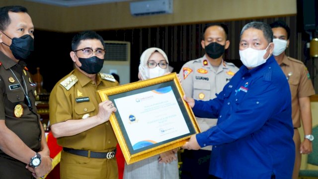 Bupati Majene Andi Achmad Syukri, menerima Penilaian Kepatuhan yang diserahkan langsung kepala Kepala Ombudsman RI Perwakilan Sulbar, Lukman Umar, Selasa (25/01/2022).