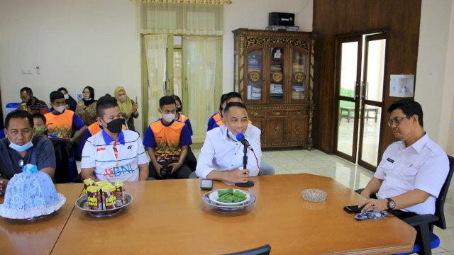 Wakil Bupati Bulukumba, Andi Edy Manaf saat melepas tim PBSI Bulukumba yang akan berlaga di kejuaraan Provinsi PBSI Susel Cup, Rabu (26/01/2022).