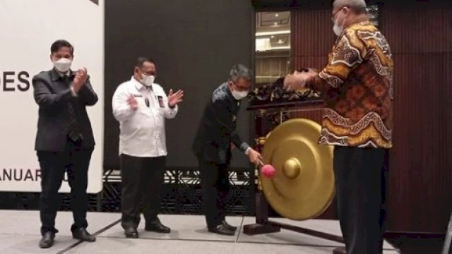 Bupati Kutai Timur Ardiansyah Sulaiman, memukul Gong Pembukaan Bimtek) Sistem Keuangan Daerah (Siskeuda) 2.04 Kabupaten Kutim, Rabu (26/1/2022).