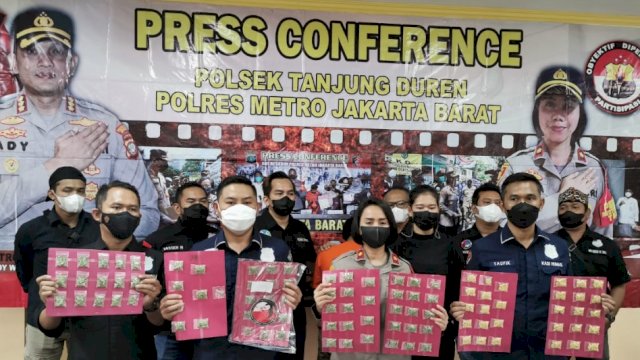 Kapolsek Tanjung Duren Kompol Rosana Albertina Labobar bersama jajarannya, memperlihatkan Barang Bukti ribuan butir Pil Ekstasi saat Konferensi Pers, Selasa (25/01/2022).