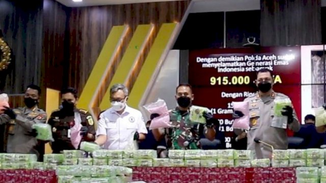 Konferensi Pers penangkapan Penyelundup Narkoba 150 Kilogram Sabu, 145 Ribu ekstasi dan 20 Ribu Pil Happy Five, Selasa (25/01/2022).
