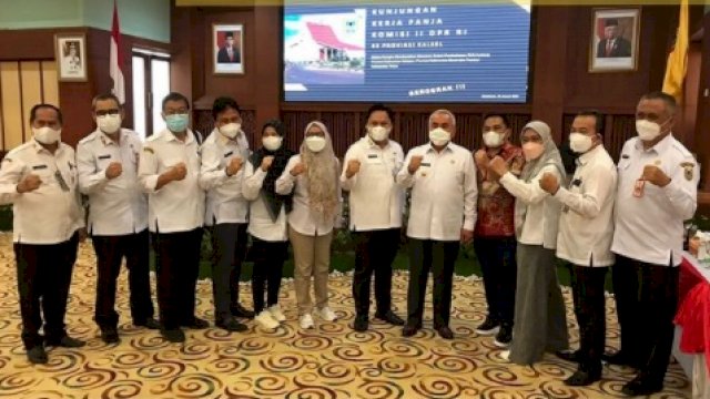 Gubernur Kaltim Isran Noor, menghadiri pertemuan bersama Gubernur Kalimantan Barat dan Kalimantan Selatan di Kantor Gubernur Kalimantan Selatan, Rabu (26/01/2022).