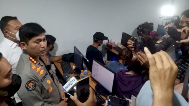 Kabid Humas Polda Metro Jaya Kombea Pol Endra Zulpan, memberikan keterangan Pers terkait Penggerebekan Kantor Pinjaman Online (Pinjol) di Kawasan Pantai Indah Kapuk, Rabu (26/01/2022).