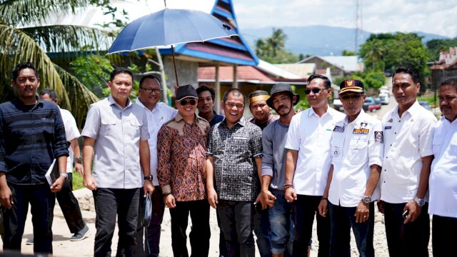 Rombongan Komisi D DPRD Sulsel saat meninjau pengerjaan jalan poros Rumbia-Malakaji, Jeneponto, Rabu (26/1/2022).