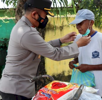 Kapolres Palopo Bantu Warga Kurang Mampu, Berikan Beras Hingga Masker Kesehatan