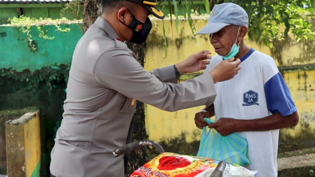 Kapolres Palopo AKBP Muhammad Yusuf Usman Saat Memberikan Bantuan Kepada Warga Kurang Mampu, Kamis (27/1/2022).
