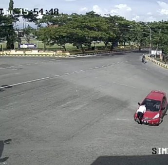 Lihat Aksi Heroik Ipda Uji di Jeneponto, Gagalkan Mobil yang Dirampas Debcolector