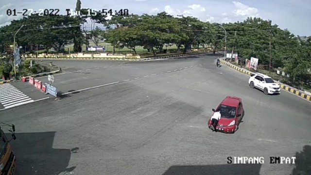 Aksi Heroik Ipda Udji saat Menghadang Mobil yang Terekam CCTV