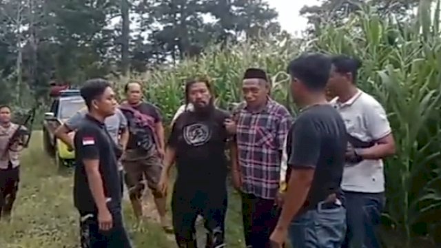 Kanit Resmob Polres Jeneponto menangkap pelaku perampasan mobil saat bersembunyi di kebun milik warga.