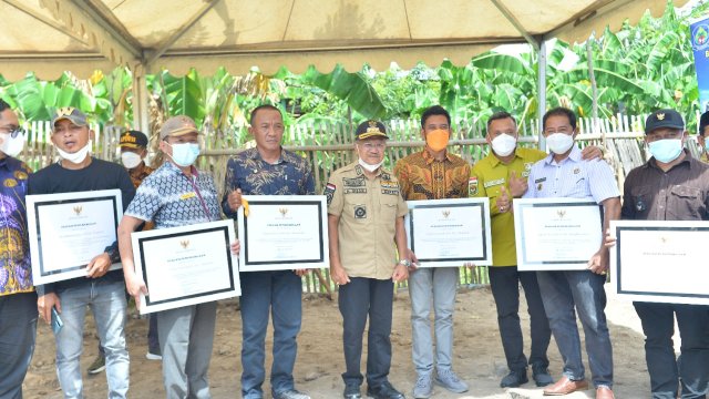 Bupati Jeneponto Iksan Iskandar bersama Wakil Bupati Paris Yasir, saat menyerahkan Piagam Penghargaan Penanganan rehabilitasi RTLH dan Penyerahan Kunci Rumah bagi Penerima mamfaat Bantuan Penanganan RTLH di kelurahan Balang Toa Kecamatan Binamu, Kamis (27/01/2022).
