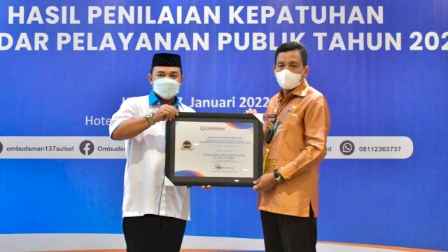 Sekretaris Daerah Luwu Utara, Armiadi, menerima Penghargaan dari Kepala Ombudsman RI Perwakilan Sulsel, Subhan Djoer, Kamis (27/01/2022).