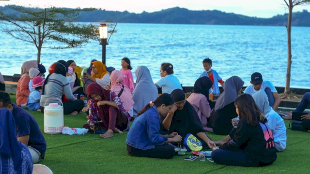 Warga yang sedang Asyik bersantai di Taman Mario Kota Parepare, Kamis (27/01/2022) sore.