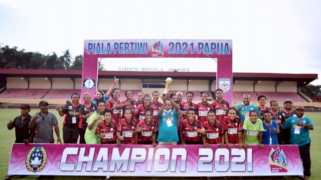 Bupati Tolikara Usman G Wanimbo (tengah baju biru) bersama Tim Sepakbola Putri Persitoli Tolikara mengangkat Tropi Kemenangan setelah keluar sebagai Juara Piala Pertiwi 2021 Papua, di Stadion Mandala, Kota Jayapura, Kamis (27/01/2022).