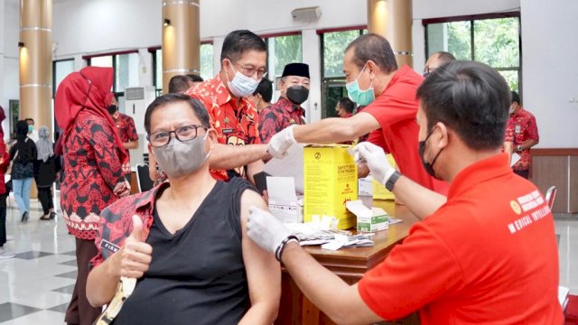 Salah seorang ASN Pemkab Gowa saat melakukan vaksinasi booster Covid-19 di Baruga Karaeng Galesong, Kantor Bupati Gowa, Kamis (27/01/2022) kemarin. (Istimewa)