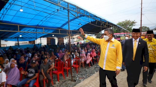 Ketua DPD I Golkar Sulsel Taufan Pawe, didampingi Ketua DPD II Golkar Luwu Timur yang juga Ketua DPRD Luwu Timur Aripin, saat menemui ratusan warga Kecamatan Towuti, Kamis (27/01/2022).