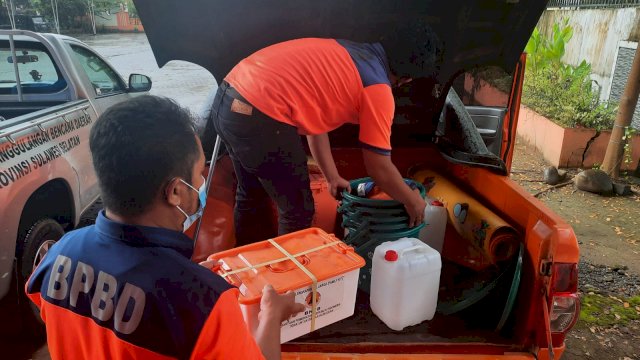 Petugas BPBD Sulsel saat akan menyalurkan bantuan untuk korban Kebakaran Kabupaten Bone dan Pangkep, Jumat (28/01/2022).