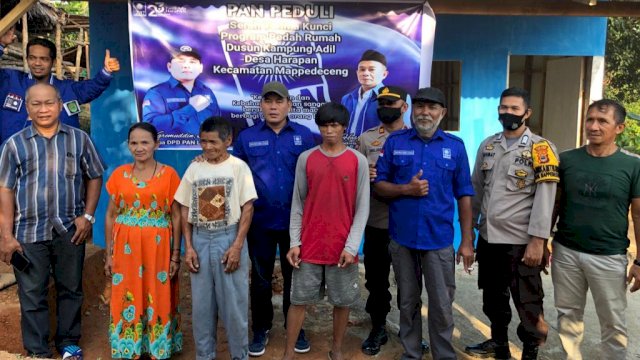 Ketua DPD PAN Luwu Utara yang juga Wakil Ketua DPRD Luwu Utara, Karemuddin, saat menyerahkan kunci pada Program Bedah Rumah di Kampung Adil, Desa Harapan Kecamatan Mappedeceng.