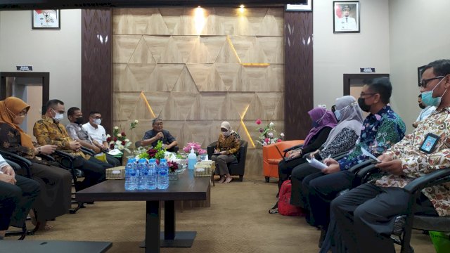 Kepala BKD Sulsel Imran Jausi, saat menerima Rombongan Biro Sumber Daya Aparatur Manusia Setjen DPR RI melakukan Bench Marking twrkait Penerapan Merit Sistem, Jumat (28/01/2022).