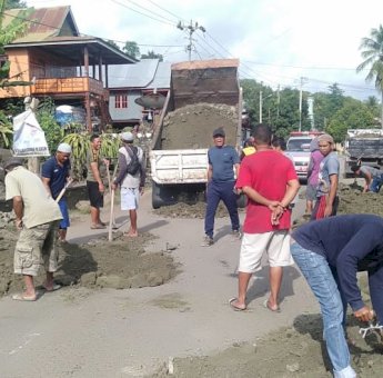 Anggota DPRD Soppeng Ini Gotong Royong Bersama Warga di Kelurahan Ompo