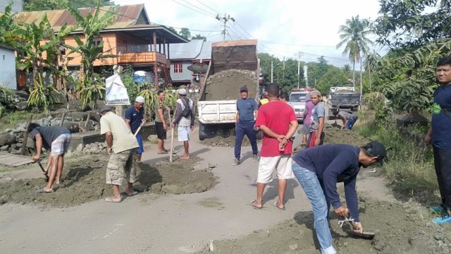 Anggota DPRD Soppeng Gotong Royong Bersama Warga, Jumat (28/1/2022)