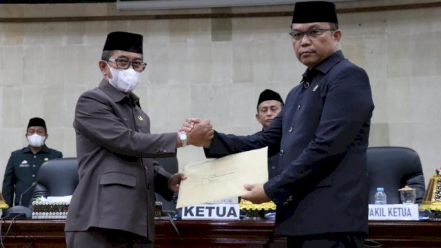 Ketua DPRD Luwu Timur, Arifin (kanan) Usai Memimpin Rapat Paripurna Perdana Setelah Dilantik Menjadi Ketua DPRD Palopo, Jumat (28/1/2022).