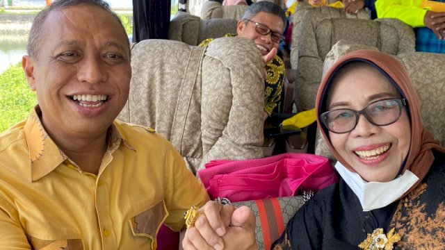 Ketua DPD I Golkar Sulsel Taufan Pawe (belakang), tersenyum saat melihat Ketua DPD II Golkar Palopo Rahmat Masri Bandaso dan ketua DPRD Kota Palopo Nurhaenih, melakukan salam komando di dalam Bus perjalanan dari Malili Luwu Timur menuju Kota Palopo, Jumat (28/01/2022).