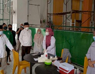 Usai Salat Jum’at di Masjid Al-Markas, Jusuf Kalla Tinjau Donor Darah Hingga Tanyakan Stok Darah PMI Makassar