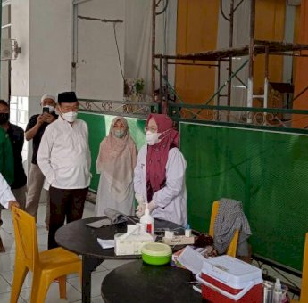 Usai Salat Jum’at di Masjid Al-Markas, Jusuf Kalla Tinjau Donor Darah Hingga Tanyakan Stok Darah PMI Makassar