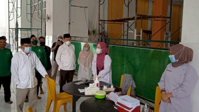 Ketua Umum PMI Jusuf Kalla, meninjau pelaksanaan Donor Darah yang digelar PMI Kota Makassar di Masjid Al-Markaz Kota Makassar, Jumat (28/01/2022).