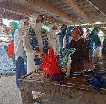 Peduli Pada Warga Lansia, Ketua BKMT Buteng Berbagi Sembako