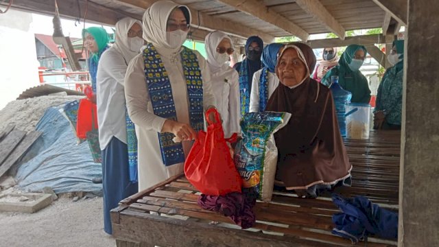 Ketua BKMT Buteng H. Jusniar, A.Md.Keb saat melakukan pembagian sembako kepada warga Lansia, Jum'at (28/01/2022).