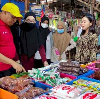 Manfaatkan Hari Libur, RMB Pantau Harga Sembako di Pusat Niaga Palopo