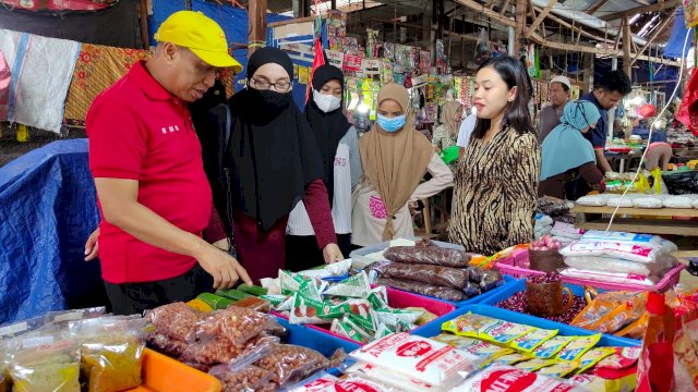 Wakil Wali Kota Palopo Rahmat Masti Bandaso, didampingi Isterinya Nurlinda Syabani, berbincang dengan pedagang di Pusat Niaga Palopo (PNP), Minggu (30/01/2022).