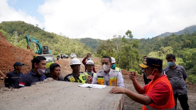 Plt Gubernur Sulsel Andi Sudirman Sulaiman (rompi orange), saat meninjau salah satu jalan terisolir yang sedang dalam pengerjaan.